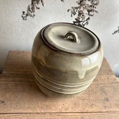 蓋付き壺の画像
