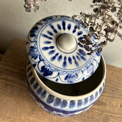 蓋付き壺の画像