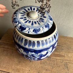 蓋付き壺の画像