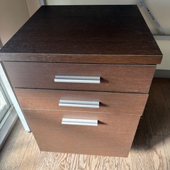 デスク、チェスト、イス
の画像