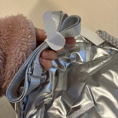 シルバーショルダーバッグの画像