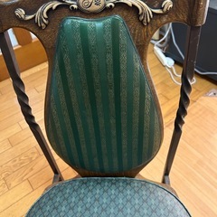 レトロな不二屋のイスの画像