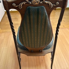 レトロな不二屋のイスの画像