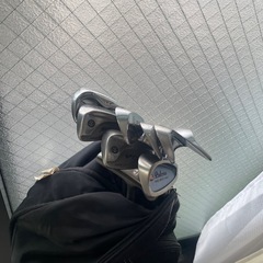 ゴルフクラブ9本とゴルフバッグの画像