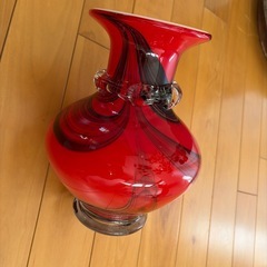 赤い花瓶の画像