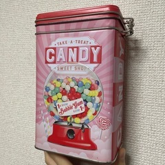 ヨックモック クリスマス缶 + ピンクのキャンディー缶の画像