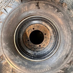 タイヤテーブル　イス　バギータイヤ　1本パンク　の画像