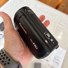 パナソニック　デジタルビデオカメラ　HC-V495M ほぼ未使用　大容量バッテリー新品 2個付き　90倍ズーム　フルHD 大容量本体メモリー64GBの画像