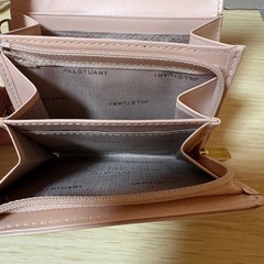 《ジルスチュアート》三浦大地コラボ レザー二つ折り財布 チャーム付の画像