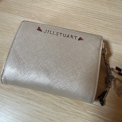 《ジルスチュアート》三浦大地コラボ レザー二つ折り財布 チャーム付の画像