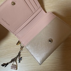 《ジルスチュアート》三浦大地コラボ レザー二つ折り財布 チャーム付の画像