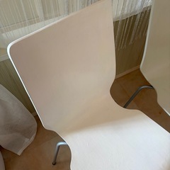 重ねられるイス2個の画像