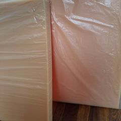 柔らかい　ピンクのウレタンクッション(61cmx58cmx5cm) x 2個の画像