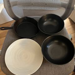 炊飯器とお皿の画像