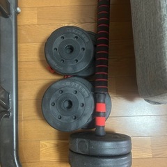 懸垂マシーン、ダンベルの画像