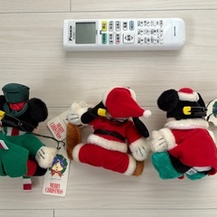 クリスマスファッションのミッキーマウス3人組の画像