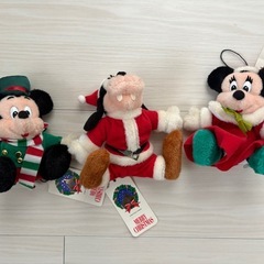 クリスマスファッションのミッキーマウス3人組の画像
