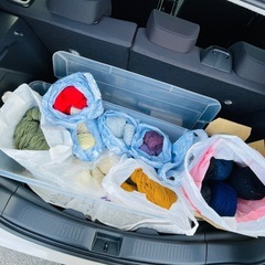 【12/24までセール】⑶ケース2箱分の毛糸玉、束の画像