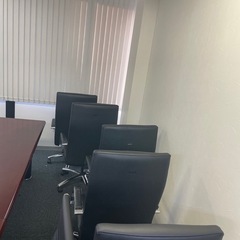 オフィスの椅子とソファの画像
