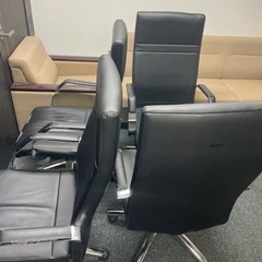 オフィスの椅子とソファの画像