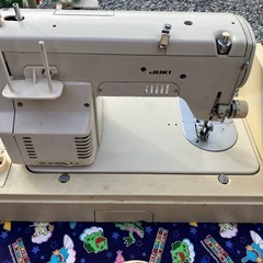 昭和レトロな家庭用ミシンの画像