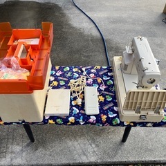 昭和レトロな家庭用ミシンの画像