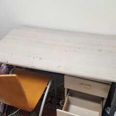 カラー アイボリー  椅子とデスクの画像