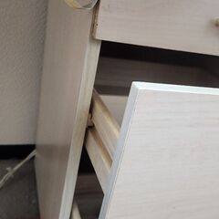 カラー アイボリー  椅子とデスクの画像