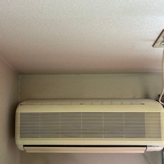 ８台まとめて古いエアコンの画像