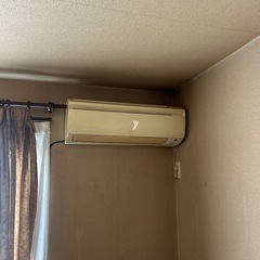 ８台まとめて古いエアコンの画像