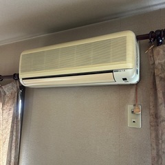 ８台まとめて古いエアコンの画像