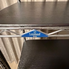 ルミナスのスチールラック　棚板付き　キャスター付きの画像