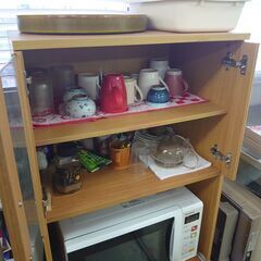 電子レンジの置ける食器棚の画像