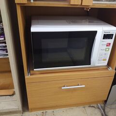 電子レンジの置ける食器棚の画像