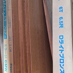 椅子、フローリング材の画像