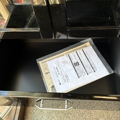 黒のミニ食器棚の画像