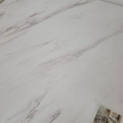 J1968【リユースのサカイ柏店】HOMOOI　カウンターテーブルセット　椅子2脚付　大理石柄　　クリーニング済　参考価格17,999円の画像