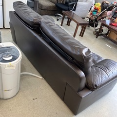 12/25まで店頭商品一部を除き半額クリスマスSALE!!開催中 　サ2512-230 ワイドシートソファ 2人掛け レザータイプ ダークブラウン キズ汚れ有りの画像