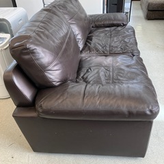 12/25まで店頭商品一部を除き半額クリスマスSALE!!開催中 　サ2512-230 ワイドシートソファ 2人掛け レザータイプ ダークブラウン キズ汚れ有りの画像