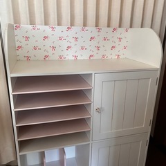 急募！キャビネット　白・お花の画像
