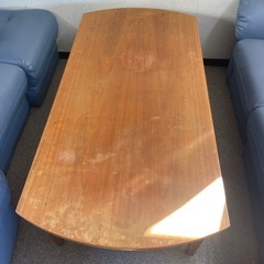 【100円】木製の大型センターテーブル（ビニールマット付・幅135cm）【厚木市岡田】の画像