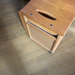 鍵付きサイドテーブルの画像