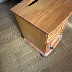 鍵付きサイドテーブルの画像