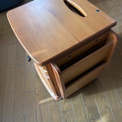 鍵付きサイドテーブルの画像