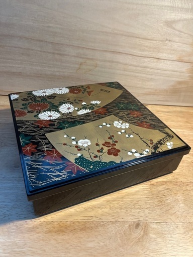 漆器 重箱 花柄 金箔装飾 仕切り付き新品未使用品 (ゆかり) 釧路の家庭