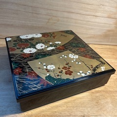 漆器 重箱 花柄 金箔装飾 仕切り付き　新品未使用品の画像