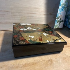 漆器 重箱 花柄 金箔装飾 仕切り付き　新品未使用品の画像