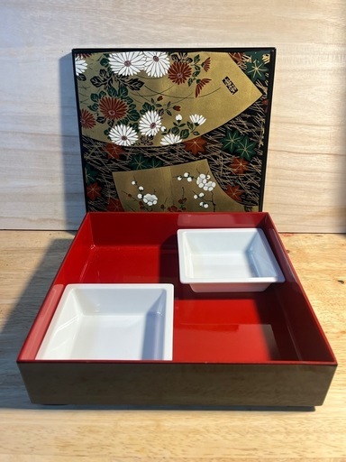 花柄装飾の重箱 漆器 重箱 花柄 金箔装飾 仕切り付き新品未使用品 (ゆかり) 釧路の家庭