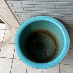 陶器の鉢（屋外にありました）の画像