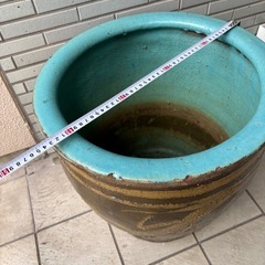 陶器の鉢（屋外にありました）の画像